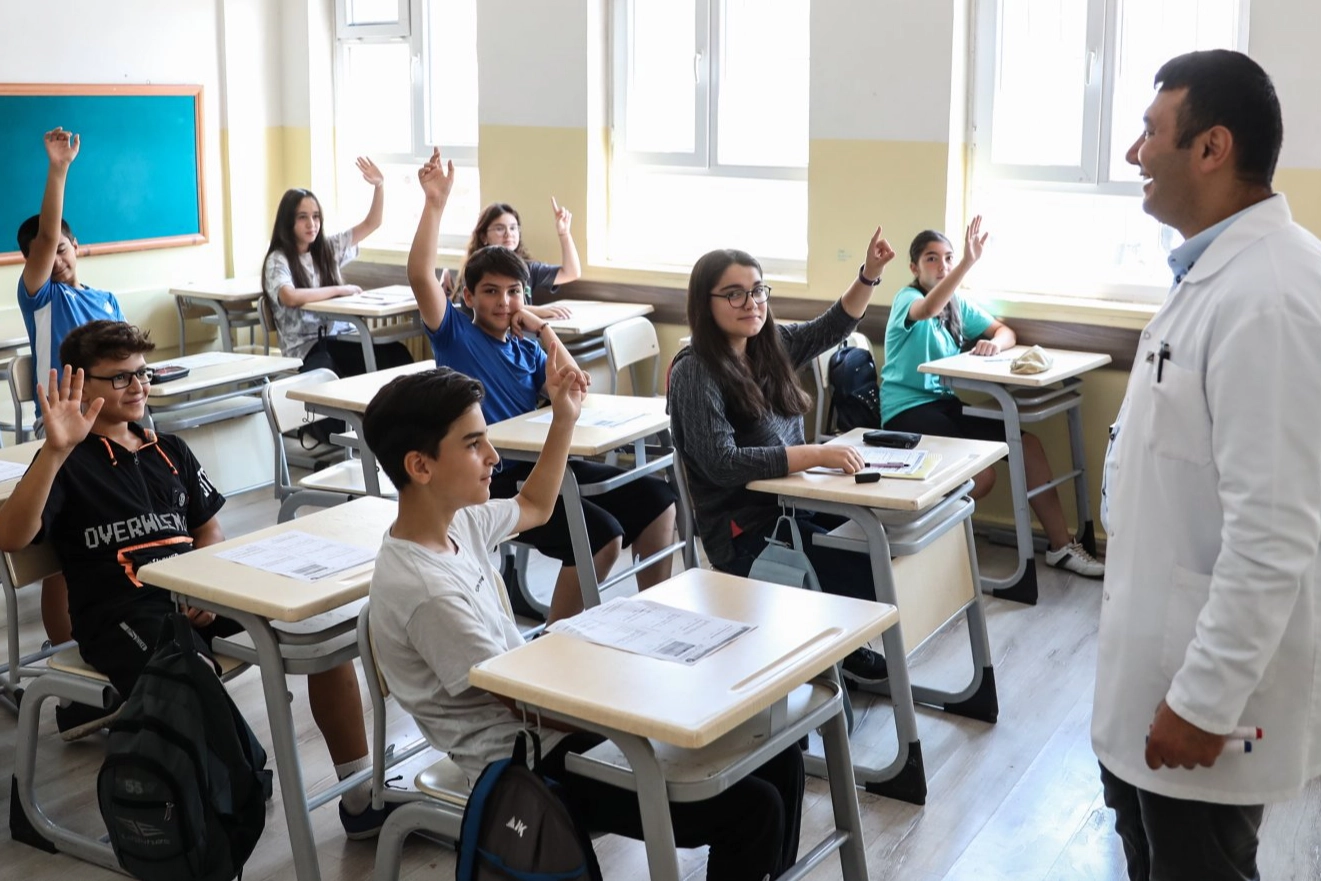 Milli Eğitim Bakanlığı'nın ders saatleri ve ek ders ücretleri ile ilgili yeni düzenlemeleri içeren Resmi Gazete duyurusu