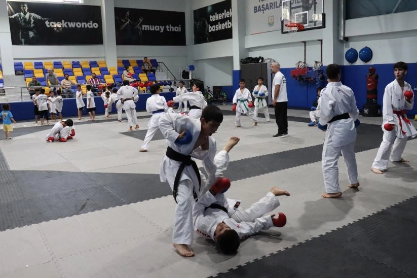 Şanlıurfa'da bir spor salonunda karate kursuna katılan çocuklar