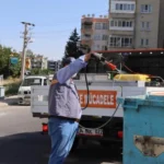 Şanlıurfa Büyükşehir Belediyesi ekipleri, sivrisinek ve karasinekle mücadele kapsamında gece gündüz ilaçlama yapıyor.