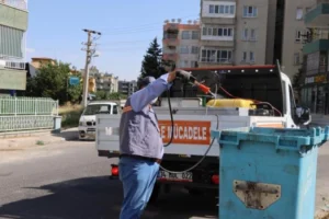 Şanlıurfa Büyükşehir Belediyesi ekipleri, sivrisinek ve karasinekle mücadele kapsamında gece gündüz ilaçlama yapıyor.