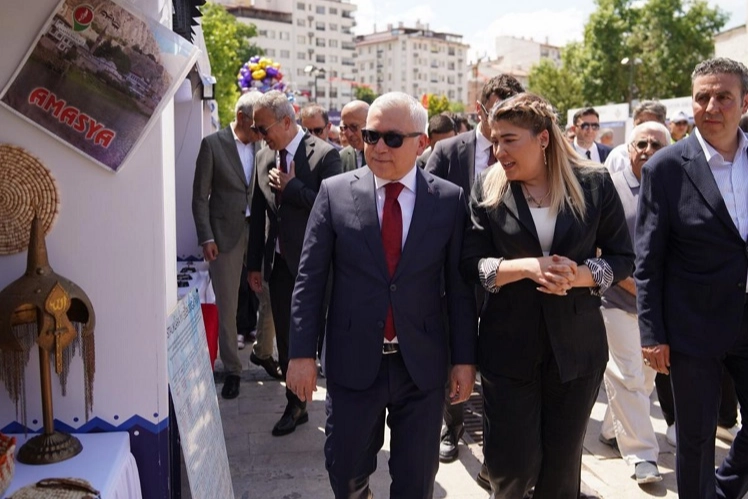 Sivas Yaşayan Miras Şöleni kapsamında Tarihi Kent Meydanı'nda sergilenen geleneksel el sanatları ürünleri