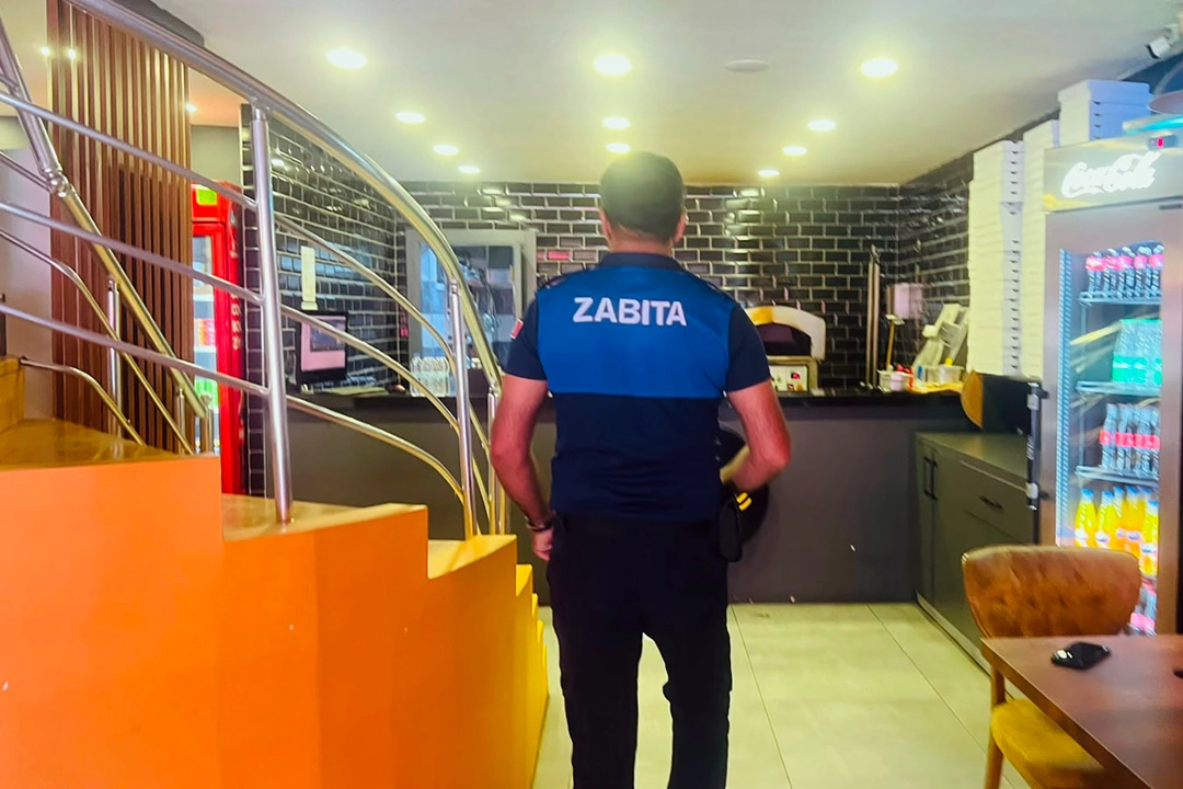 Kayseri Talas'ta işletmelere yönelik yapılan hijyen denetimlerinden bir görüntü.