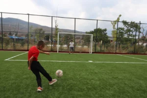 Sakarya'nın Geyve ilçesi Bayat Mahallesi'nde hizmete giren spor tesislerinde futbol, basketbol ve voleybol oynayan gençler