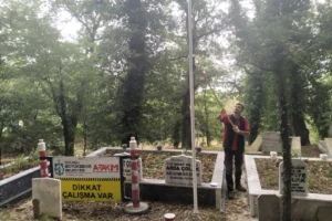 Kocaeli Hakkaniye Şehitliği'nde Büyükşehir Belediyesi tarafından yapılan bayrak direği onarımı ve bayrak değişimi