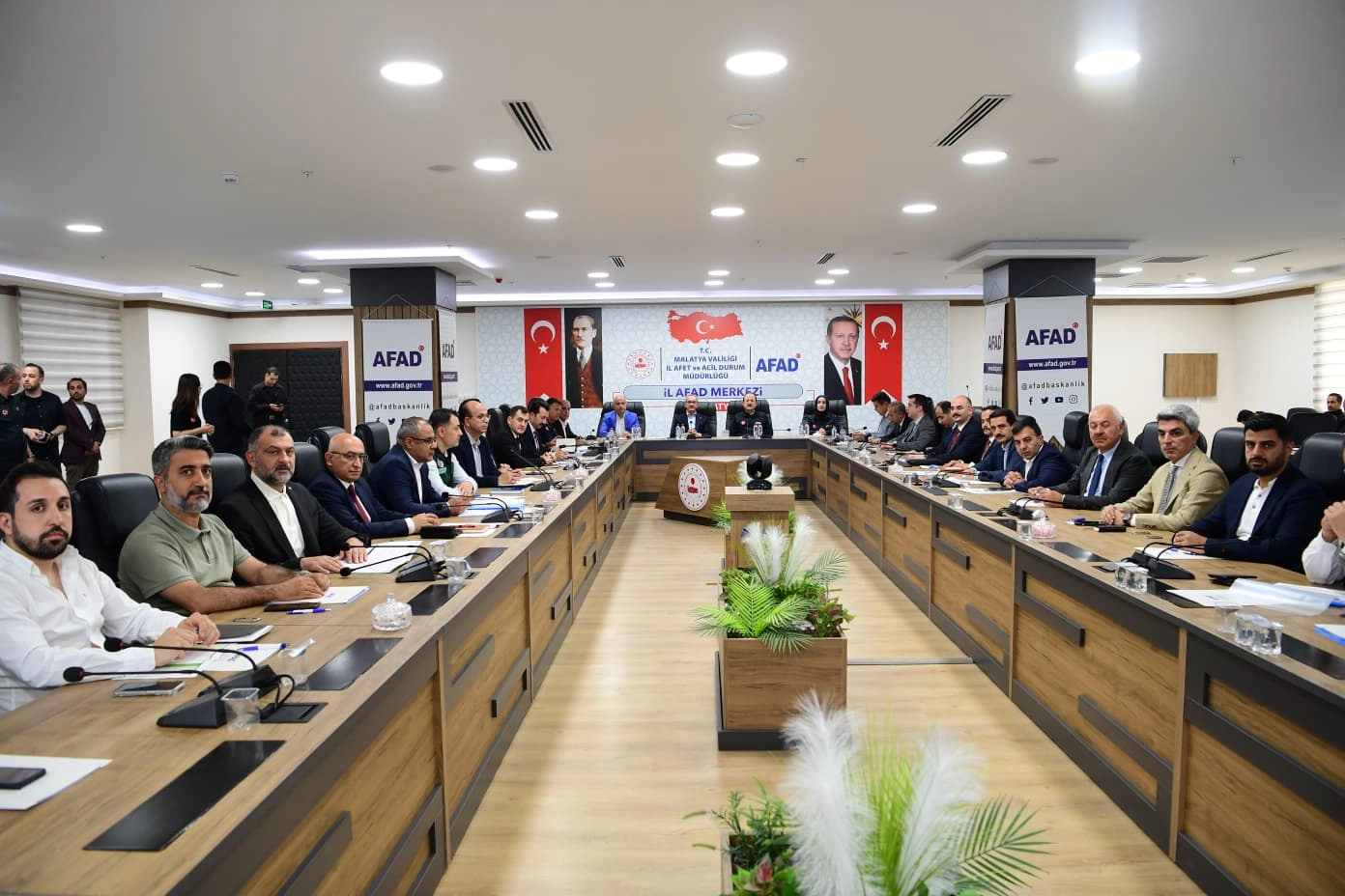 Malatya Büyükşehir Belediye Başkanı Sami Er, deprem sonrası yapılan çalışmalar ve gelecek vizyonu hakkında açıklama yapıyor.