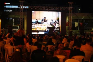 Kocaeli'de düzenlenen Yaz Neşesi etkinliklerinde türküler ve Yeşilçam filmleriyle nostaljik bir atmosfer