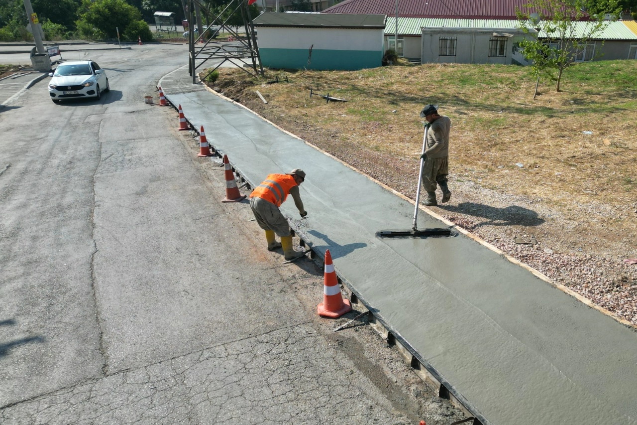 İzmit Gündoğdu Mahallesi'nde tamamlanan yeni beton kaldırım