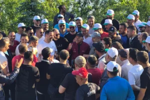 Kayseri Büyükşehir Belediye Başkanı Memduh Büyükkılıç, Ali Dağı'nda Ulaşım A.Ş. personeli ile yürüyüş yaparken