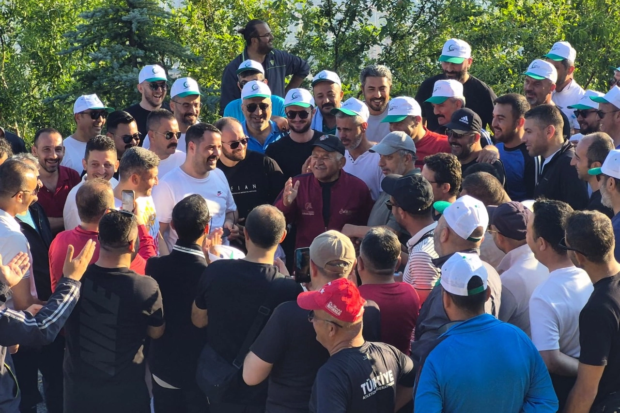 Kayseri Büyükşehir Belediye Başkanı Memduh Büyükkılıç, Ali Dağı'nda Ulaşım A.Ş. personeli ile yürüyüş yaparken
