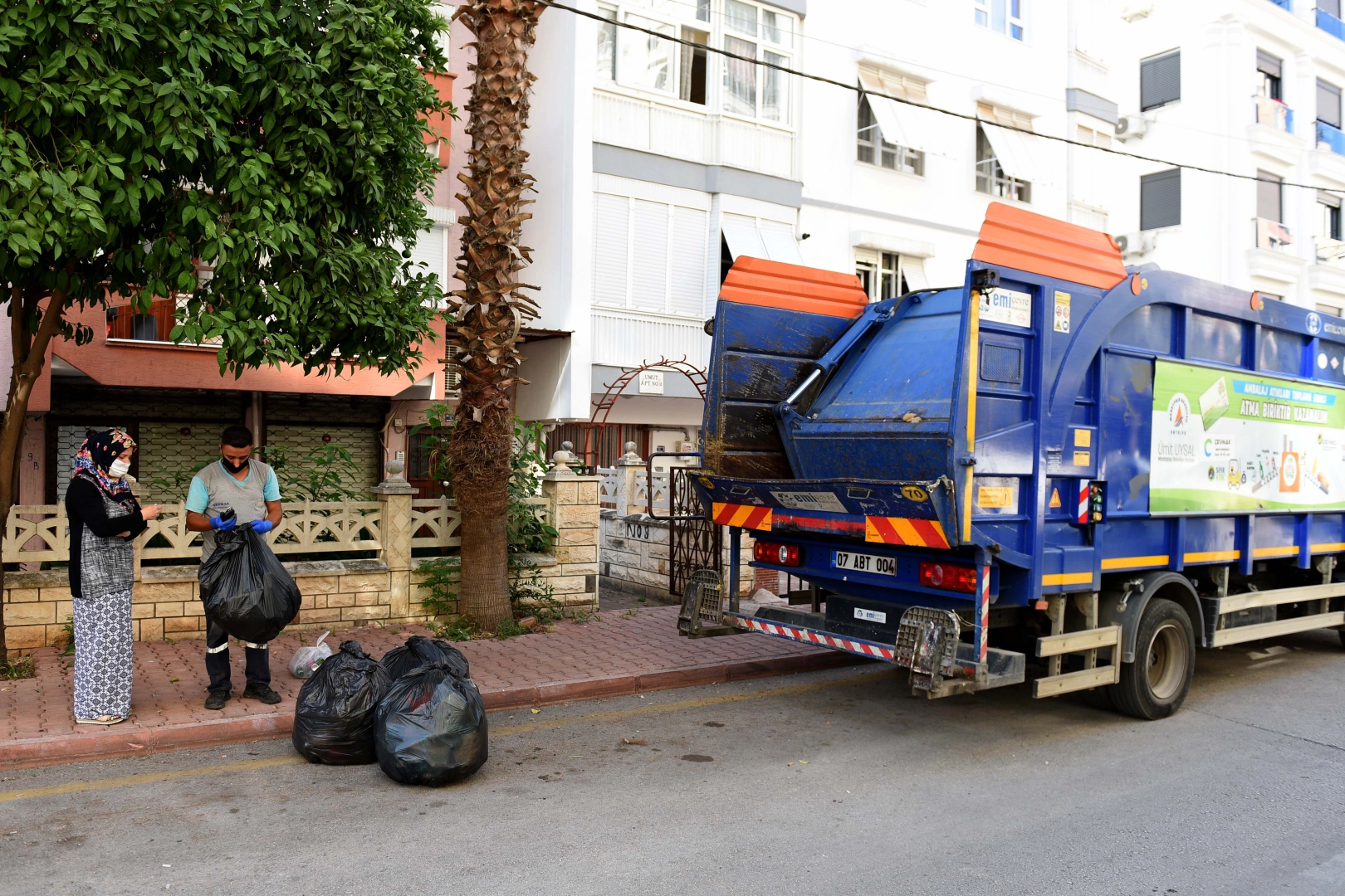 Muratpaşa Belediyesi Çevreci Komşu Kart projesi ile geri dönüşümde Konuksever Mahallesi haziran ayında zirvede yer aldı.