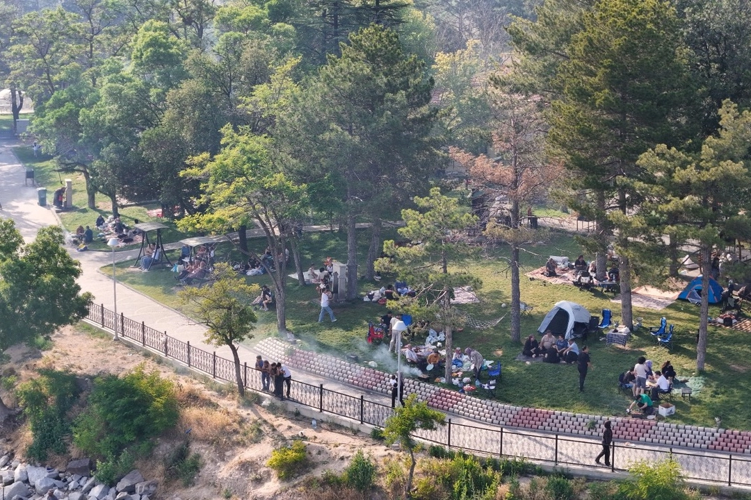 Sarımsaklı Barajı Mesire Alanı'nda piknik yapan aileler ve yeşil doğa manzarası