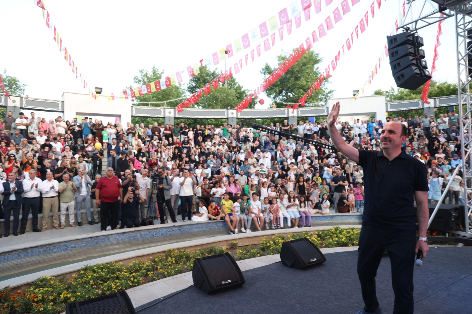 Konya Kültür Günleri etkinliğinde stantları gezen vatandaşlar ve protokol üyeleri