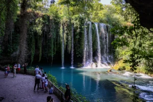 Antalya Düden Şelalesi'nin yaz aylarında ziyaretçi yoğunluğu