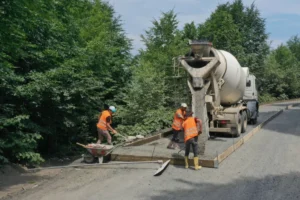 Ordu'da Çaybaşı, Akkuş ve İkizce ilçelerini birleştiren 4.8 km'lik yolda beton yol yapım çalışmaları
