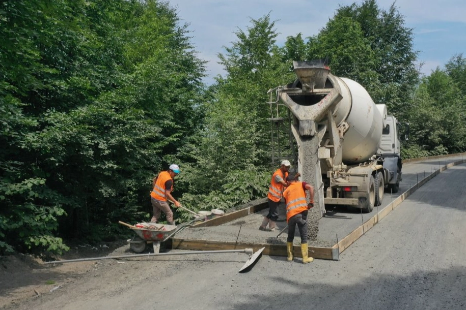 Ordu'da Çaybaşı, Akkuş ve İkizce ilçelerini birleştiren 4.8 km'lik yolda beton yol yapım çalışmaları