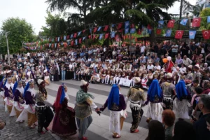 Trabzon'da düzenlenen Uluslararası Horon ve Müzik Festivali'nde halk oyunları ekipleri sahne alıyor.