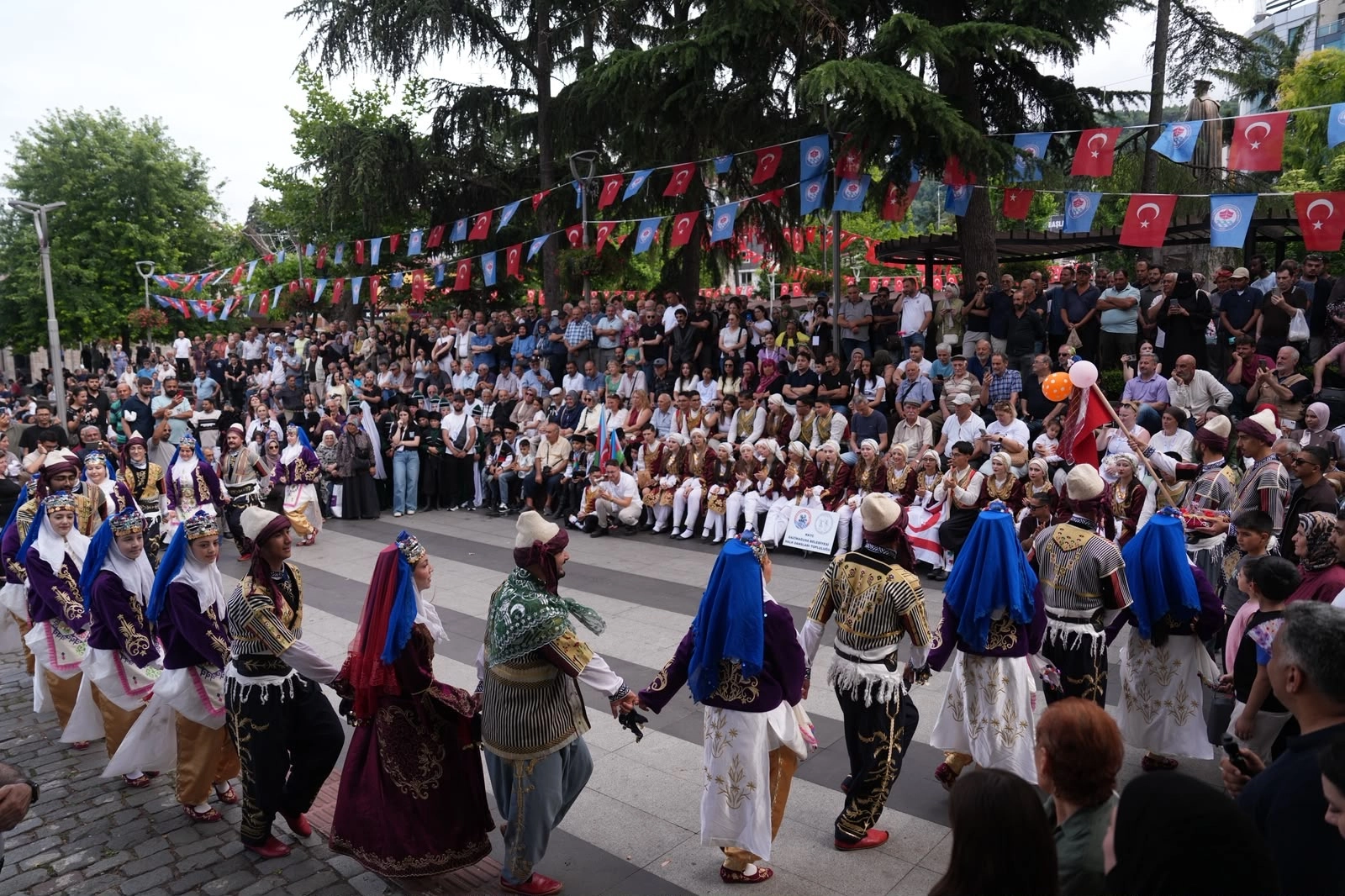 Trabzon'da düzenlenen Uluslararası Horon ve Müzik Festivali'nde halk oyunları ekipleri sahne alıyor.