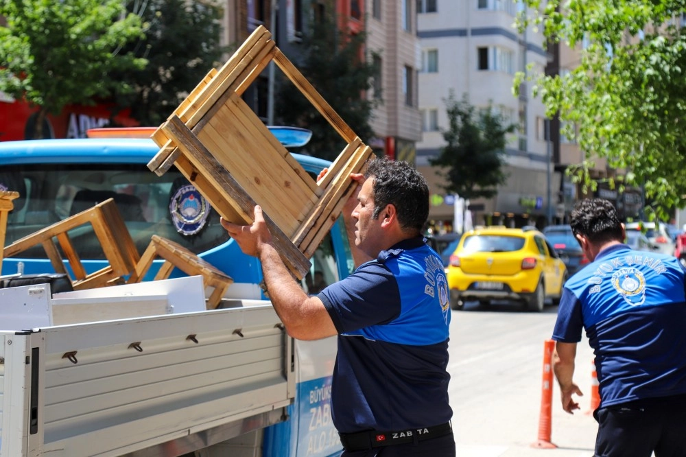 Eskişehir'de zabıta ekipleri kaldırımlarda yaya güvenliğini sağlamak için denetim yapıyor