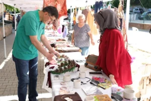Kütahya Kadın El Emeği Günleri etkinliğinde stantları gezen Belediye Başkanı Eyüp Kahveci ve üretici kadınlar