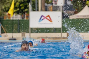 Mersin'de ücretsiz yüzme kurslarına katılan vatandaşlar ve antrenörler