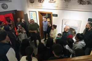 Talas Belediyesi Çanakkale'den Cumhuriyet'e 100. Yıl Müzesi'nin içinden bir görünüm, ziyaretçilerin eserleri incelediği an.
