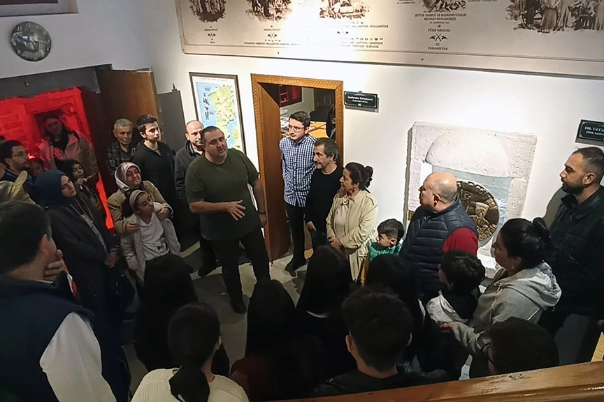 Talas Belediyesi Çanakkale'den Cumhuriyet'e 100. Yıl Müzesi'nin içinden bir görünüm, ziyaretçilerin eserleri incelediği an.
