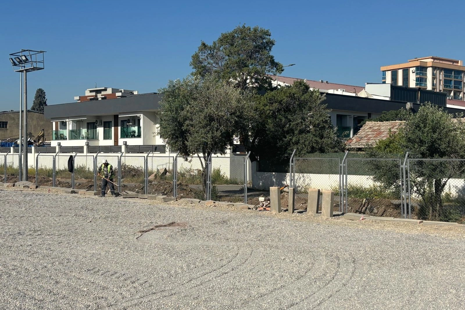 Bornova'da gençlerin spor yapması için modern tesisler inşa ediliyor.