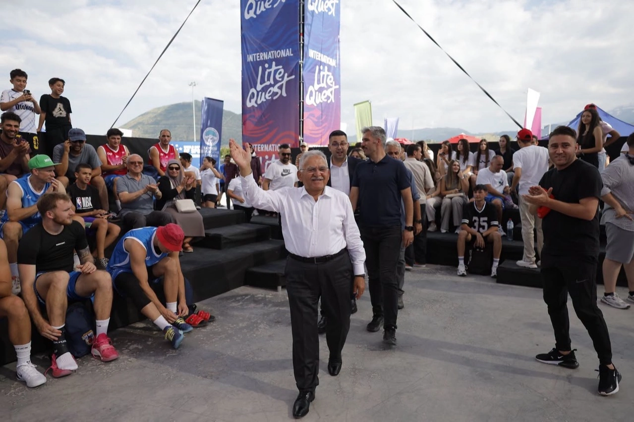 Kayseri'de düzenlenen FIBA 3x3 Lite Quest 2026 Turnuvası'nda Başkan Memduh Büyükkılıç sporcularla bir arada