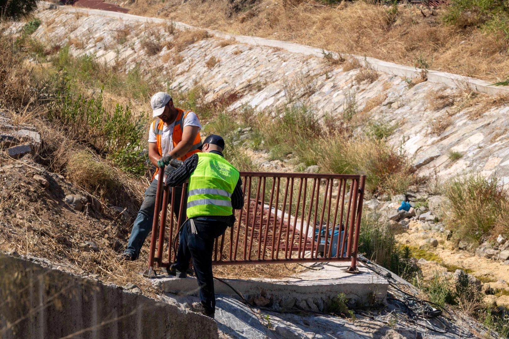 İzmir Seferihisar'da sel sonrası dere yatağı güçlendirme ve korkuluk yenileme çalışmaları