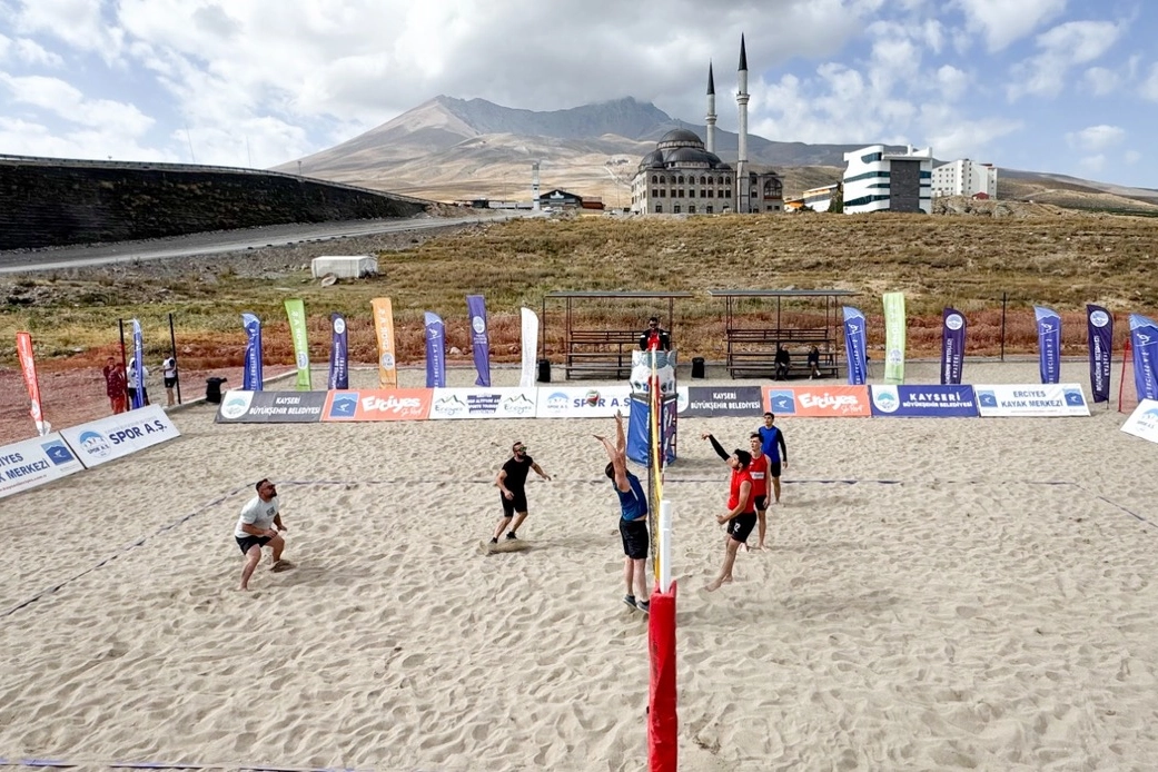 Kayseri Erciyes'te düzenlenen plaj voleybolu turnuvası.