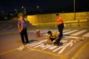 Kocaeli'de yenilenen yaya geçitleri ve 'Önce Yaya' sembolleri