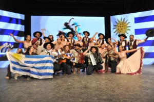 Uruguay ekibi, 38. Uluslararası Altın Karagöz Halk Dansları Yarışması'nda birinci oldu.