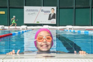 Osmangazi Belediyesi tarafından düzenlenen yüzme kurslarına katılan çocuklar.