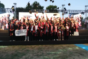 Gebze Teknik Üniversitesi 2025-2026 mezuniyet töreninde diplomalarını alan öğrenciler