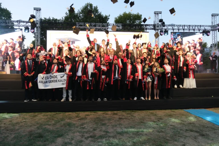 Gebze Teknik Üniversitesi 2025-2026 mezuniyet töreninde diplomalarını alan öğrenciler