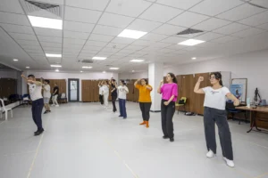 Mersin Büyükşehir Belediyesi tarafından düzenlenen halk oyunları kursuna katılan kursiyerler