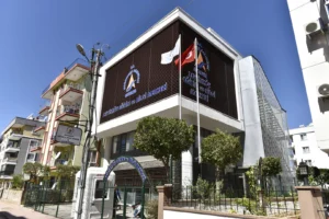 Muratpaşa Belediyesi'nin ücretsiz eğitim desteğiyle LGS'de başarı gösteren öğrencileri