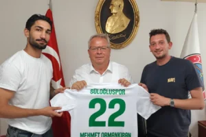 Süloğlusporlu oyuncular, Belediye Başkanı Mehmet Ormankıran'a üzerinde ismi yazılı forma hediye ediyor