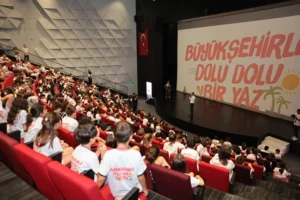 Denizli Büyükşehir Belediyesi'nin düzenlediği yaz etkinlikleri kapsamında çocuklar ve gençler için çeşitli aktiviteler yapılıyor.