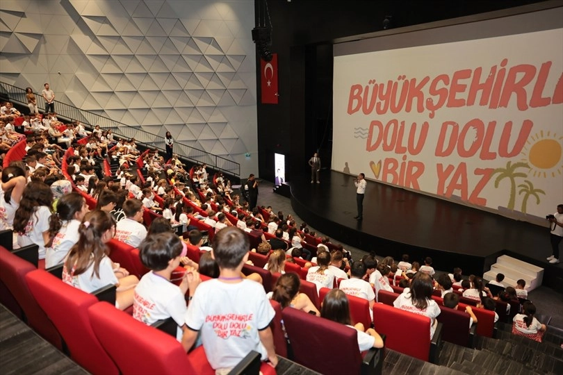 Denizli Büyükşehir Belediyesi'nin düzenlediği yaz etkinlikleri kapsamında çocuklar ve gençler için çeşitli aktiviteler yapılıyor.