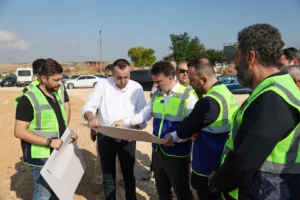 Bursa'da ulaşım projeleri kapsamında yapılan yol çalışmalarını Başkan Vekili Şahin Biba inceliyor.
