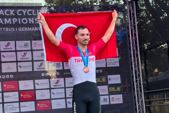 Milli bisikletçi Ramazan Yılmaz, Avrupa Şampiyonası'nda bronz madalya kazanırken