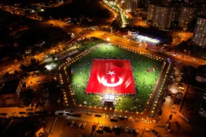 Kayseri Talas'ta 15 Temmuz anma etkinlikleri kapsamında açılan dev Türk bayrağı