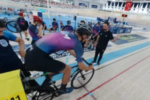 Konya Velodromu'nda düzenlenen Pist Bisikleti Kupası ve Gelişim Kampı'na katılan sporcular