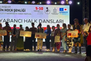 Efes Selçuk Halk Oyunları Ekibi'nin Akşehir Festivali'ndeki coşkulu gösterisi