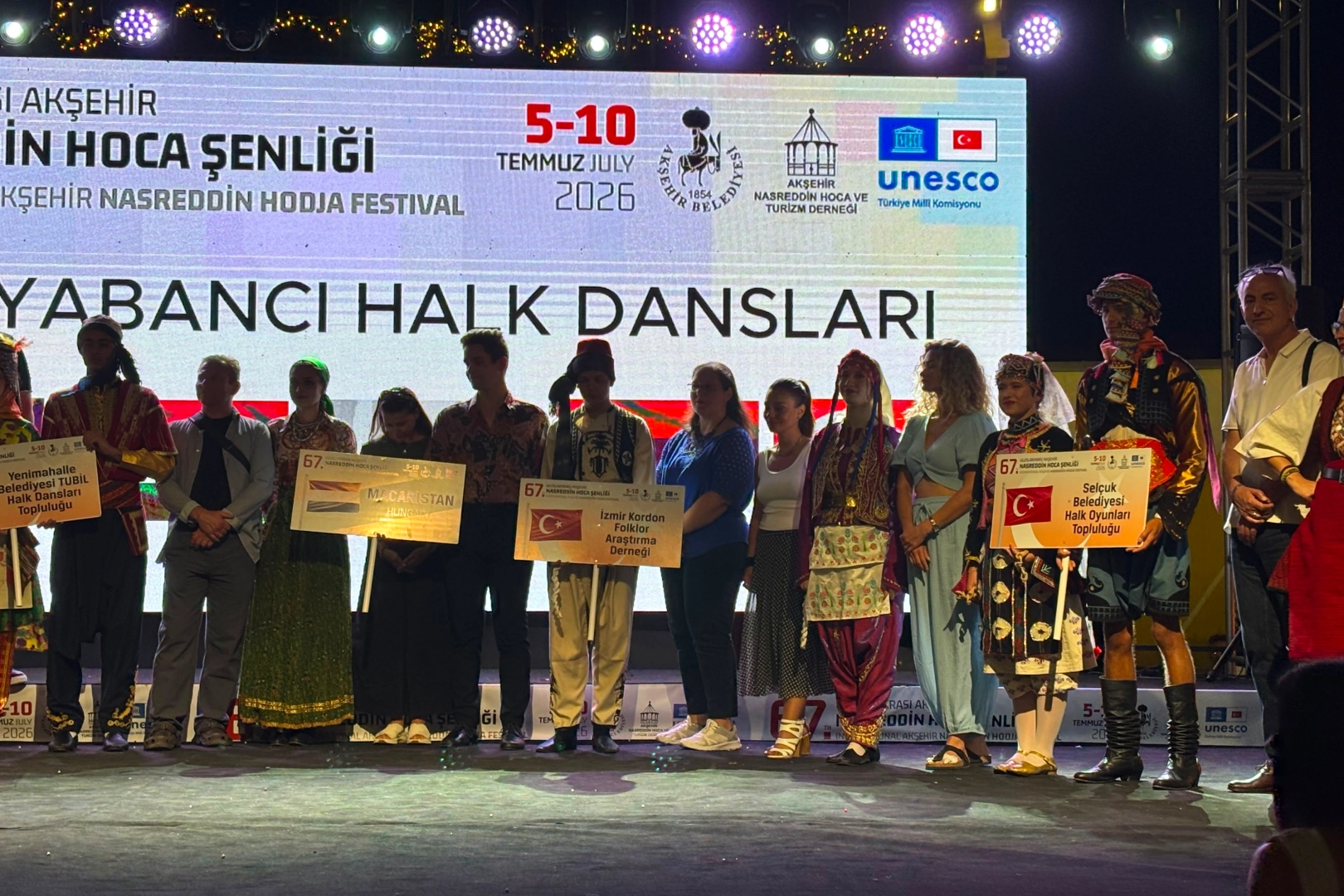 Efes Selçuk Halk Oyunları Ekibi'nin Akşehir Festivali'ndeki coşkulu gösterisi