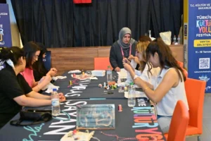 Van Kültür Yolu Festivali'nde geleneksel sanatlar sergisi ve atölyeleri büyük ilgi gördü.