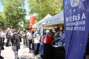Bursa'nın Yenişehir ilçesinde Muharrem ayı vesilesiyle düzenlenen aşure ikramı etkinliği.