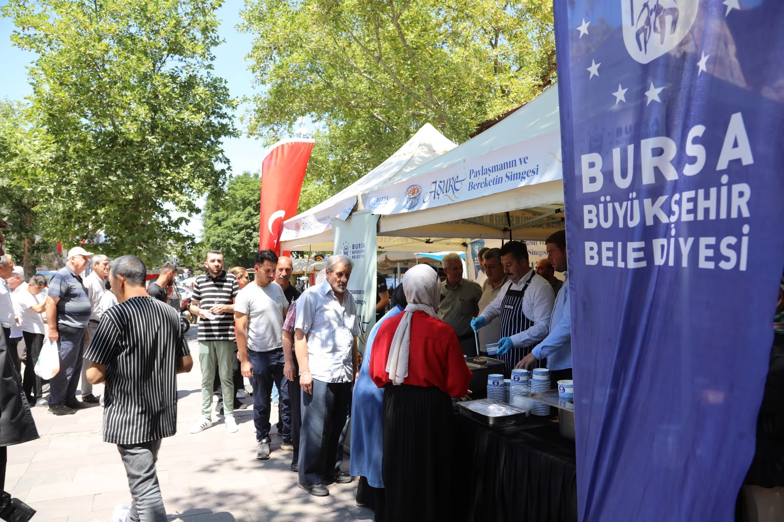 Bursa'nın Yenişehir ilçesinde Muharrem ayı vesilesiyle düzenlenen aşure ikramı etkinliği.