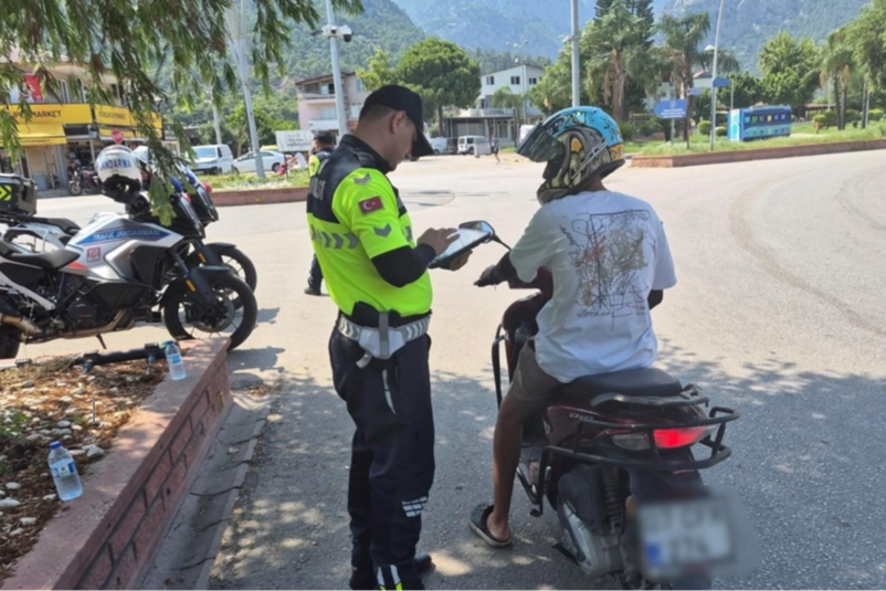 Antalya'da trafik polisleri tarafından yapılan motosiklet denetiminden bir görüntü